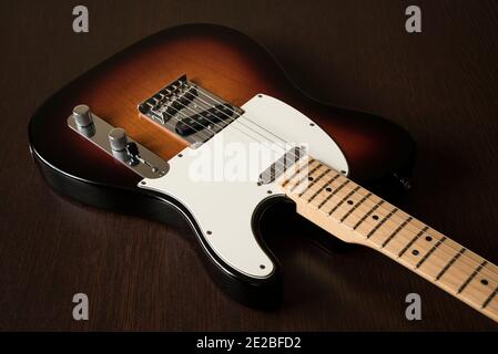 Fender American Telecaster in Vintage Sunburst auf einem Holzhintergrund. Stockfoto