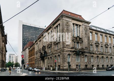 Berlin, Deutschland - 29. Juli 2019: Straße in der Nähe der Humboldt-Universität in Berlin ein regnerischer Sommertag Stockfoto