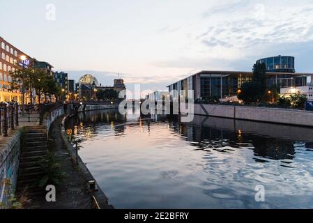 Berlin, Deutschland - 28. Juli 2019: Panoramablick auf die Spree und Regierungsgebäude bei Sonnenuntergang im Sommer in Berlin beleuchtet Stockfoto