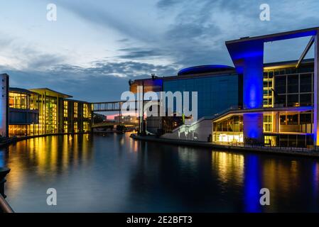 Berlin, Deutschland - 29. Juli 2019: Marie-Elisabeth-Luders-Haus im Regierungsbezirk Berlin bei Sonnenuntergang im Sommer beleuchtet. Stockfoto