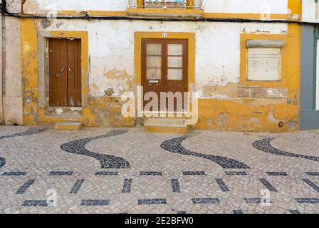 Altes Haus vorne, Montijo, Portugal. Stockfoto