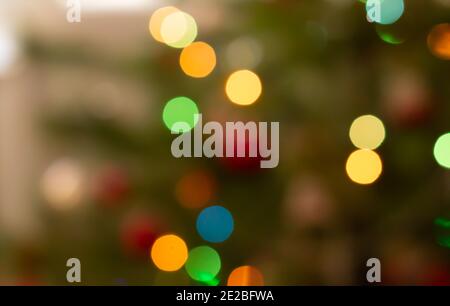 Bunte verschwommen Weihnachtsbaum Märchen Lichter Hintergrund Stockfoto