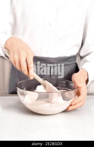 Junge Frau, die Schokoladencreme macht. Köstliches Essen Konzept. Tolles Design für jeden Zweck. Stockfoto