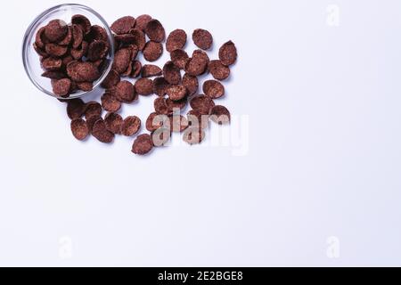 Schokoladenflocken auf ultimativ grauem Hintergrund mit großem Leerraum für Ihre Anzeige. Stockfoto