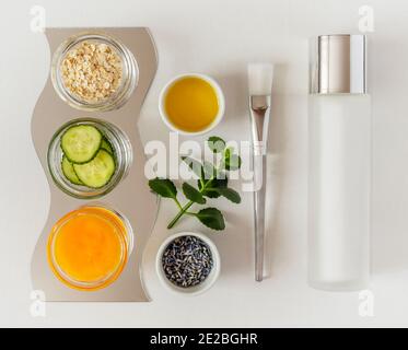 Natürliche Hautpflegeprodukte. Mock Up für Kosmetik auf Basis natürlicher und organischer Inhaltsstoffe. Hausgemachte Hautpflege. Draufsicht Stockfoto