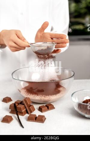 Junge Frau, die Schokoladencreme macht. Köstliches Essen Konzept. Tolles Design für jeden Zweck. Stockfoto