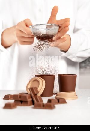 Junge Frau macht Schokolade Dessert. Köstliches Essen Konzept. Tolles Design für jeden Zweck. Stockfoto