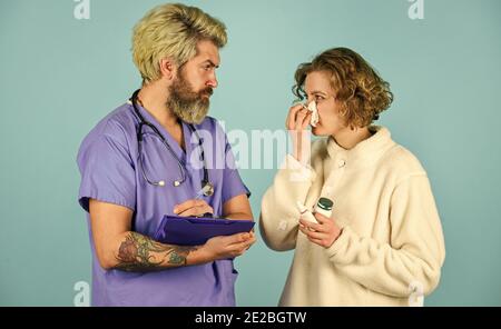 Arzt kommuniziert mit Frau. Medizinische Behandlung. Symptome einer Virusinfektion. Medizinische Hilfe. Bitten Sie um Beschwerden. Tests und Bestrahlung verschreiben. Diagnosekonzept. Arbeiten Sie mit kranken Patienten. Krankengeschichte. Stockfoto