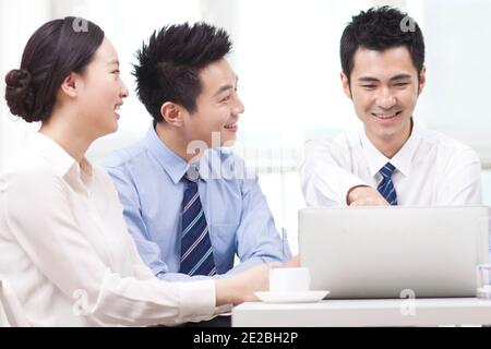 Gruppe von Geschäftsleuten diskutieren Arbeit an Computer hochwertige Foto Stockfoto