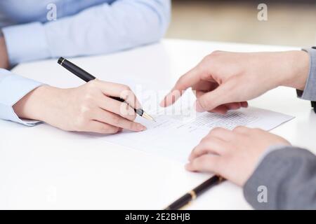 Geschäftsfrau Unterschrift Dokument Geschäftsmann zeigt auf Schreibtisch im Büro hoch Hochwertige Fotos Stockfoto