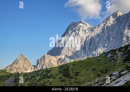 Berghütte Dachsteinsüdwandhütte auf der Südseite des Hohen Dachsteins in den nördlichen Kalkalpen, Obersteiermark / Steiermark, Österreich Stockfoto