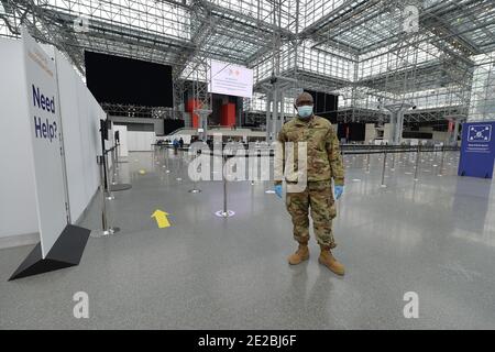 Innenansicht des Jacob K. Javits Convention Center, das heute als staatliche Impfstelle für COVID-19 eröffnet wird, New York, NY, 13. Januar 2021. Das Jacob Javits Zentrum wurde im März 2020 während der ersten Welle von COVID-19-Infektionen als Coronavirus-Feldbehandlungskrankenhaus eingesetzt und soll nun die Impfstoffverteilung in New York City weiter beschleunigen. Der Staat New York befindet sich derzeit in der Phase 1B, wobei Impfprioritäten für Mitarbeiter im Gesundheitswesen, Menschen ab 65 Jahren, Ersthelfer, Pädagogen und wichtige Arbeitnehmer zu sehen sind. (Foto von Anthony Behar/Sipa USA) Stockfoto