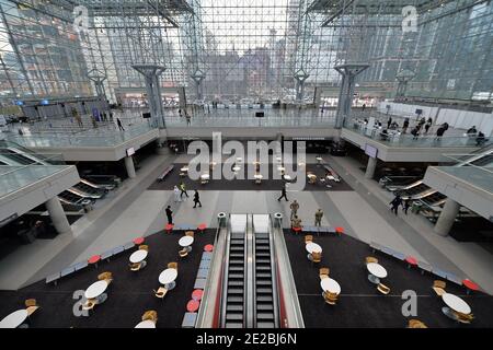 Innenansicht des Jacob K. Javits Convention Center, das heute als staatliche Impfstelle für COVID-19 eröffnet wird, New York, NY, 13. Januar 2021. Das Jacob Javits Zentrum wurde im März 2020 während der ersten Welle von COVID-19-Infektionen als Coronavirus-Feldbehandlungskrankenhaus eingesetzt und soll nun die Impfstoffverteilung in New York City weiter beschleunigen. Der Staat New York befindet sich derzeit in der Phase 1B, wobei Impfprioritäten für Mitarbeiter im Gesundheitswesen, Menschen ab 65 Jahren, Ersthelfer, Pädagogen und wichtige Arbeitnehmer zu sehen sind. (Foto von Anthony Behar/Sipa USA) Stockfoto