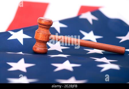 Hölzerner Richter gavel auf USA-Flagge, konzeptuelles Bild über Gericht Stockfoto