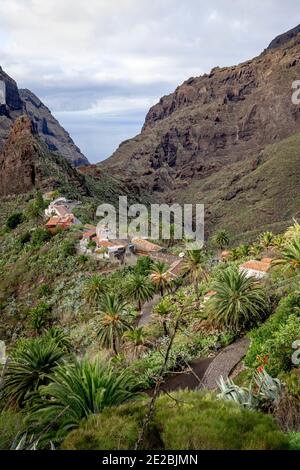 Blick über das kleine malerische Bergdorf Masca zwischen schwarzen vulkanischen Klippen im Macizo de Teno Gebirge auf Teneriffa, Kanarische Inseln, Spanien Stockfoto