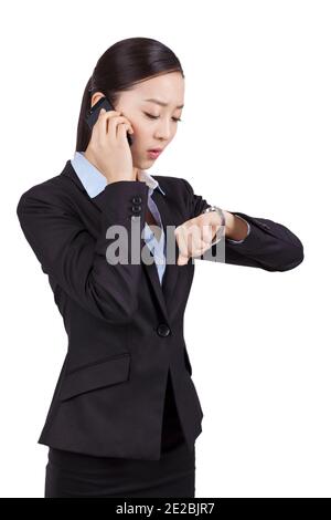 Portrait einer Geschäftsfrau, die ihre Uhr in hoher Qualität betrachtet Foto Stockfoto
