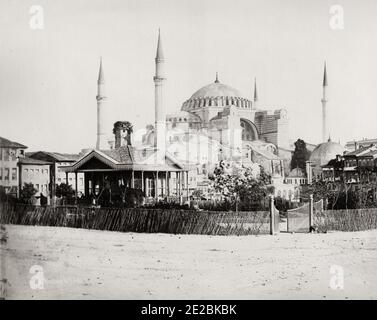 19. Jahrhundert Vintage-Foto: Hagia Sophia, offiziell die Hagia Sophia Heilige große Moschee und früher die Kirche der Hagia Sophia, ist ein spätes antikes Gotteshaus in Istanbul., Türkei, um 1890. Stockfoto