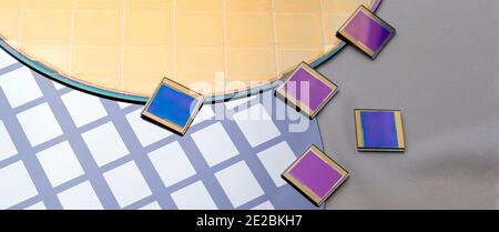 Mehrere Silizium-Wafer mit Leiterschaltung und separaten Mikrochips. Stockfoto