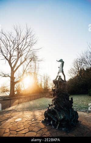 Die Statue von Peter Pan ist eine Bronzeskulptur von Sir George Frampton (1912), Kensington Gardens, Hyde Park, London, England, UK Stockfoto