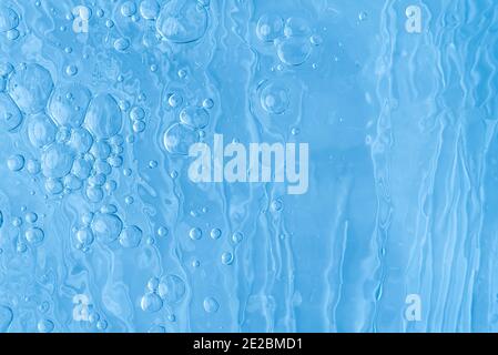 Blaues Wasser abstrakter Hintergrund. Wasseroberfläche mit Luftblasen Hintergrund Stockfoto