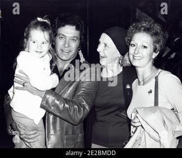 Michael Cole mit Mutter Kathleen , Frau Paula Kelly und Tochter Jennifer Holly Cole Credit: Ralph Dominguez/MediaPunch Stockfoto