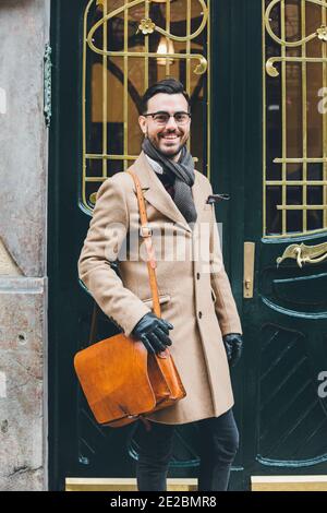 Porträt eines jungen Geschäftsmannes im Dandy-Stil An der Vordertür Stockfoto