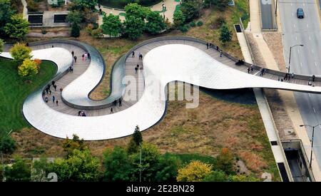 Fußgängerbrücke über Columbus Drive, Chicago, Illinois, 2019 Stockfoto