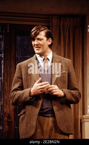 Stephen Fry (Humphrey) in THE COMMON PURSUIT von Simon Gray im Phoenix Theater, London WC2 07/04/1988 Design: David Jenkins Beleuchtung: Leonard Tucker Regie: Simon Gray Stockfoto