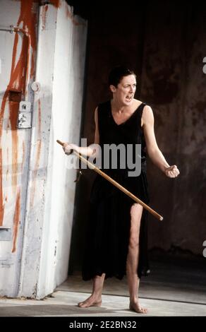 Fiona Shaw (Electra) in ELECTRA von Sophokles bei der Royal Shakespeare Company (RSC), The Pit, Barbican Theatre, London EC2 15/12/1988 Design: Hildegard Bechtler Beleuchtung: Geraint Pughe Regie: Deborah Warner Stockfoto