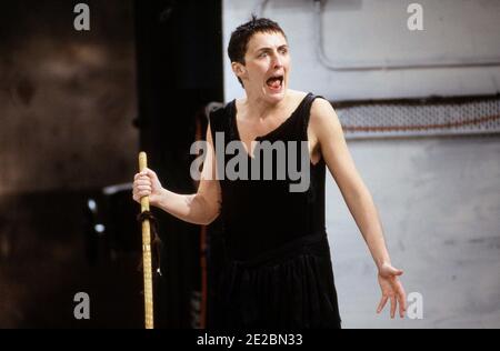 Fiona Shaw (Electra) in ELECTRA von Sophokles bei der Royal Shakespeare Company (RSC), The Pit, Barbican Theatre, London EC2 15/12/1988 Design: Hildegard Bechtler Beleuchtung: Geraint Pughe Regie: Deborah Warner Stockfoto