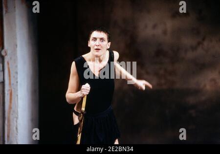 Fiona Shaw (Electra) in ELECTRA von Sophokles bei der Royal Shakespeare Company (RSC), The Pit, Barbican Theatre, London EC2 15/12/1988 Design: Hildegard Bechtler Beleuchtung: Geraint Pughe Regie: Deborah Warner Stockfoto