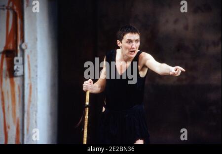 Fiona Shaw (Electra) in ELECTRA von Sophokles bei der Royal Shakespeare Company (RSC), The Pit, Barbican Theatre, London EC2 15/12/1988 Design: Hildegard Bechtler Beleuchtung: Geraint Pughe Regie: Deborah Warner Stockfoto