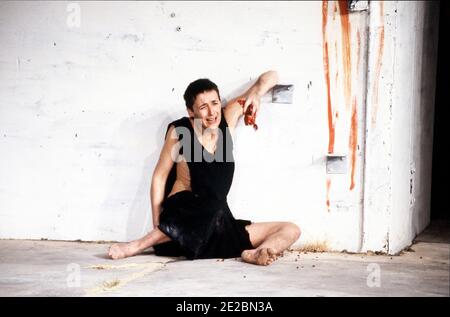 Fiona Shaw (Electra) in ELECTRA von Sophokles bei der Royal Shakespeare Company (RSC), The Pit, Barbican Theatre, London EC2 15/12/1988 Design: Hildegard Bechtler Beleuchtung: Geraint Pughe Regie: Deborah Warner Stockfoto