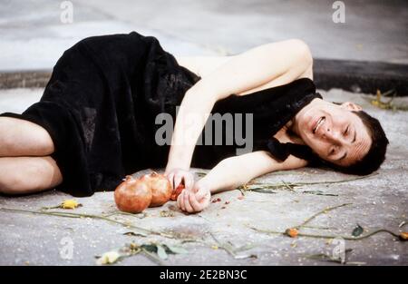 Fiona Shaw (Electra) in ELECTRA von Sophokles bei der Royal Shakespeare Company (RSC), The Pit, Barbican Theatre, London EC2 15/12/1988 Design: Hildegard Bechtler Beleuchtung: Geraint Pughe Regie: Deborah Warner Stockfoto