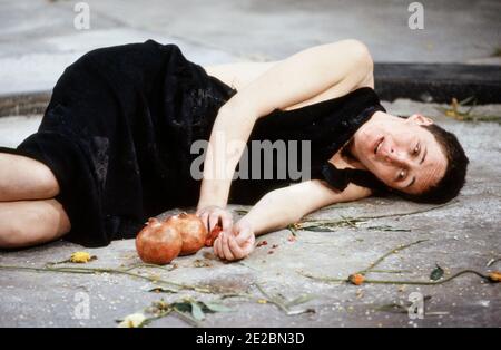 Fiona Shaw (Electra) in ELECTRA von Sophokles bei der Royal Shakespeare Company (RSC), The Pit, Barbican Theatre, London EC2 15/12/1988 Design: Hildegard Bechtler Beleuchtung: Geraint Pughe Regie: Deborah Warner Stockfoto