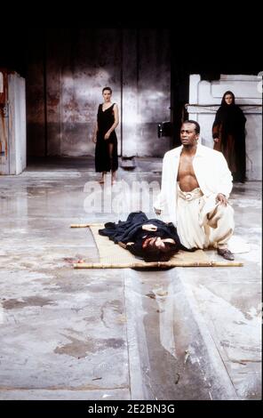 Hinten Mitte: Fiona Shaw (Electra) vorne rechts: Gordon Case (Aegisthus) in ELECTRA von Sophokles bei der Royal Shakespeare Company (RSC), The Pit, Barbican Theatre, London EC2 15/12/1988 Design: Hildegard Bechtler Beleuchtung: Geraint Pughe Regie: Deborah Warner Stockfoto
