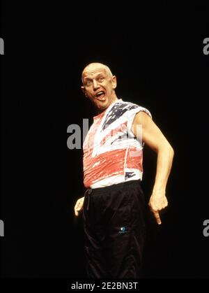 Steven Berkoff in DOG Teil der EIN-MANN-Trilogie von Theaterstücken geschrieben, Regie und aufgeführt von Steven Berkoff Garrick Theater, London WC2 15/11/1993 Stockfoto