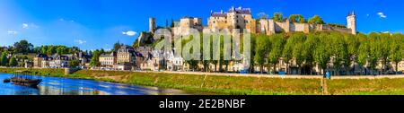 Reisen in Frankreich - Panoramablick auf Chinon Stadt mit königlichem Schloss. Berühmte Schlösser des Loire-Tals Stockfoto