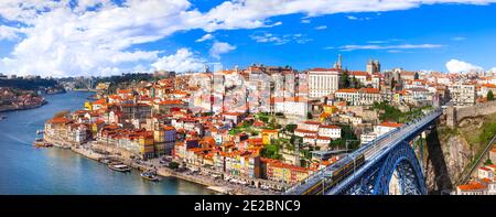 Panorama des schönen Porto - Ansicht mit berühmter Brücke von Luis, Portugal Stockfoto