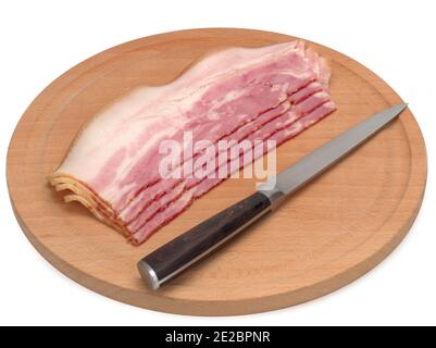 Gekochtes, geräuchertes Schweinefleisch auf Holzbrett und weißem Hintergrund in Scheiben geschnitten. Speck. Stockfoto