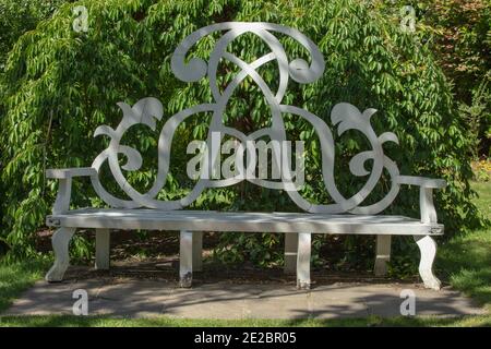 Nahaufnahme eines wunderschönen Gartensitzes im Nymans House and Garden. Stockfoto