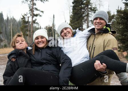 Familie posiert zusammen auf einem Winterausflug. Stockfoto