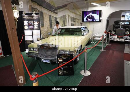 MOTALA, SCHWEDEN - 13. JANUAR 2021: Einer der letzten Cadillacs von Elvis steht zum Verkauf. Das Auto, ein Fleetwood Brougham von 1975 Modell, ist jetzt auf dem Display im Motala Motor Museum. Stockfoto
