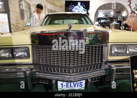 MOTALA, SCHWEDEN - 13. JANUAR 2021: Einer der letzten Cadillacs von Elvis steht zum Verkauf. Das Auto, ein Fleetwood Brougham von 1975 Modell, ist jetzt auf dem Display im Motala Motor Museum. Stockfoto