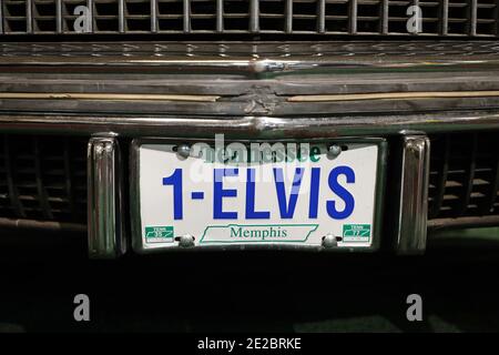 MOTALA, SCHWEDEN - 13. JANUAR 2021: Einer der letzten Cadillacs von Elvis steht zum Verkauf. Das Auto, ein Fleetwood Brougham von 1975 Modell, ist jetzt auf dem Display im Motala Motor Museum. Stockfoto