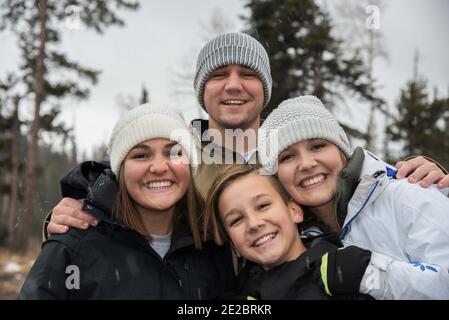 Familie posiert zusammen auf einem Winterausflug. Stockfoto