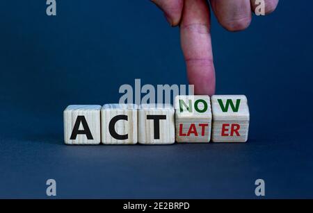 Handeln Sie jetzt, nicht später Symbol. Männliche Hand dreht Holzwürfel und ändert die Worte 'Act later' in 'Act now'. Business und handeln jetzt oder später Konzept. Schönes g Stockfoto