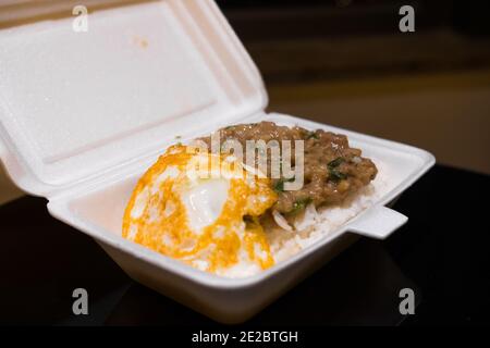 Reis mit Rindfleisch und einem Spiegelei (zum Mitnehmen). Köstliche Spezialitäten aus dem billigsten Michelin-Sterne-Restaurant der Welt, Tim Ho Wan. Hongkong Stockfoto