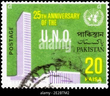 Sankt Petersburg, Russland - 12. November 2020: Briefmarke gedruckt in Pakistan mit dem Bild der U.N.H. Gebäude, um 1970 Stockfoto