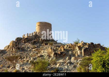 Hatta Wachturm, Steinfort an der Spitze des Hügels in Hatta Stadt, Vereinigte Arabische Emirate. Stockfoto